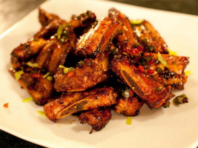 DEEP-FRIED SPARE-RIBS WITH SPICY SALT AND PEPPER